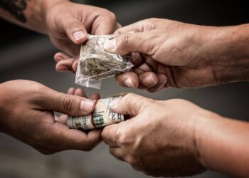 VIDEO | Vindeau droguri chiar în piața localității. Doi bărbați din Ungheni, reținuți