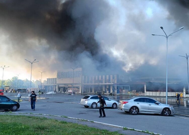 Россия нанесла авиаудар по строительному гипермаркету в Харькове, когда там находились более 200 человек. Есть погибшие, много раненых и пропавших без вести