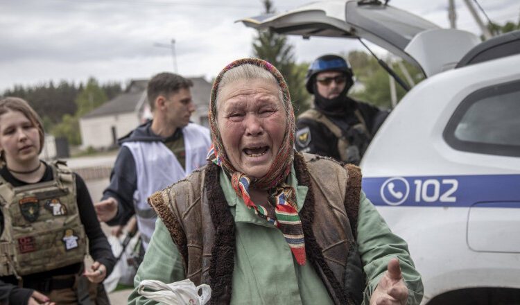 Cel mai fierbinte punct al frontului, vizitat de Zelenski. În timp ce mii de civili erau evacuați, rușii „îi vânau” cu drone