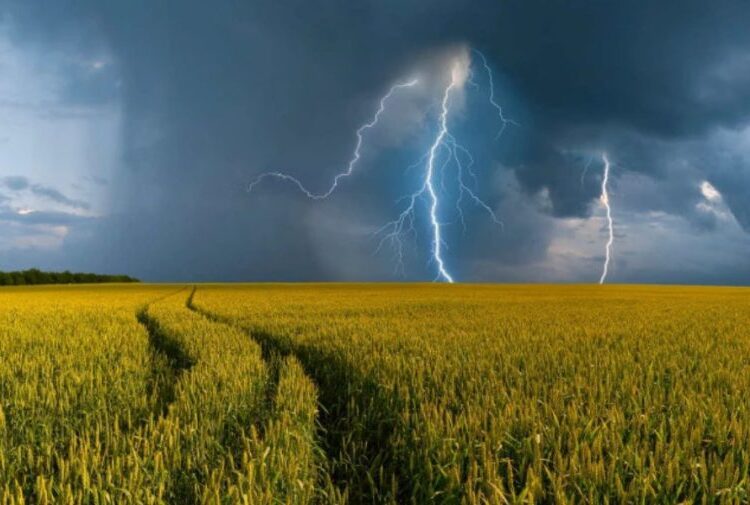 Cod Galben de ploi cu fulgere și grindină. Când intră în vigoare