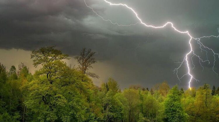 Vreme instabilă în toată Moldova. Astăzi vor cădea ploi cu grindină, însoțite de descărcări electrice