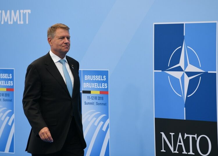 Iohannis, presat să se retragă din cursa pentru șefia NATO. Scenariile de la Bruxelles pentru președintele român