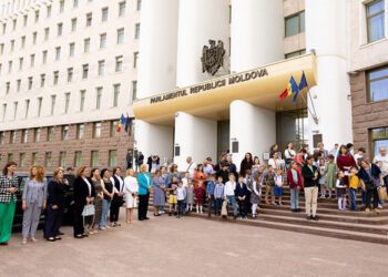 Sute de persoane au mers, astăzi, la Parlamentul R. Moldova