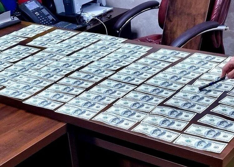 Un polițist din Chișinău a refuzat mita de 20 de mii de euro. Ce favoruri trebuia să facă