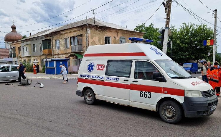 O ambulanță, lovită în plin la Soroca. Se deplasa la o chemare de urgență