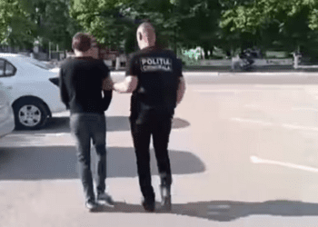 Doi tineri din nordul R. Moldova, reținuți. Ar fi încercat să omoare un taximetrist