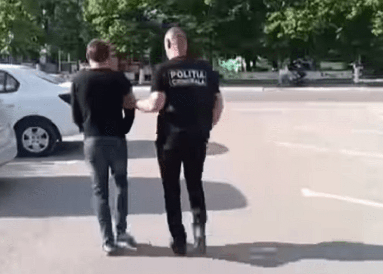 Doi tineri din nordul R. Moldova, reținuți. Ar fi încercat să omoare un taximetrist