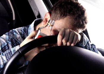 Au urcat beți criță la volan. O femeie și un bărbat au rămas fără mașini