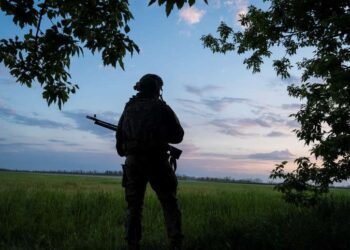 Un tribunal din Ucraina ordonă eliberarea primilor deţinuţi pentru a lupta pe front