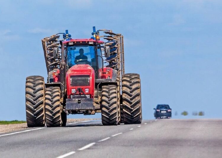 Noi cerințe pentru conducerea tractoarelor pe drumurile publice