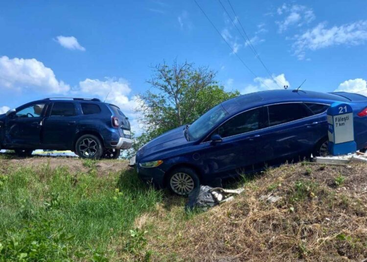 FOTO / VIDEO | Două automobile s-au ciocnit la Fălești