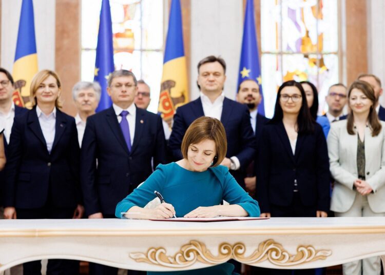 Maia Sandu a semnat Decretul prin care sunt inițiate negocierile de aderare la UE. Cine a fost desemnat negociator-șef