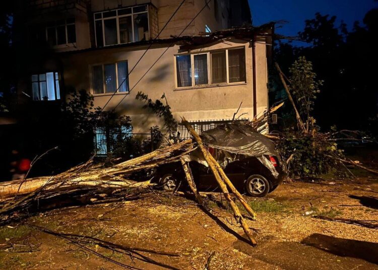 Furtuna și ploaia au făcut prăpăd în Chișinău
