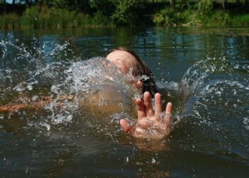 Doi frați minori, salvați de la înec în timp ce se scăldau în Lacul „Valea Trandafirilor”