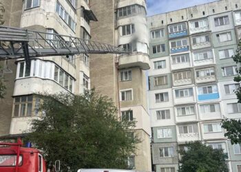 FOTO | Incendiu într-un apartament din Bălți. Au intervenit 4 echipe de salvatori și pompieri