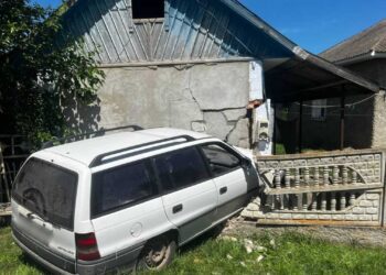 Beat și fără permis. Un bărbat din Briceni a ajuns cu mașina într-o casă