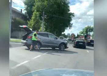 VIDEO | Se circulă dificil pe strada Decebal din Bălți. Două automobile s-au ciocnit