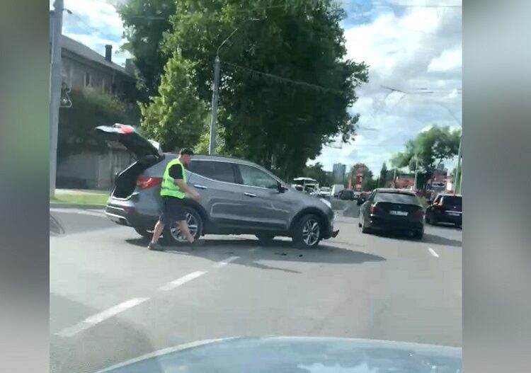 VIDEO | Se circulă dificil pe strada Decebal din Bălți. Două automobile s-au ciocnit