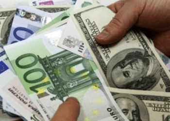 Euro scade, iar dolarul crește. Curs valutar pentru 27 iunie