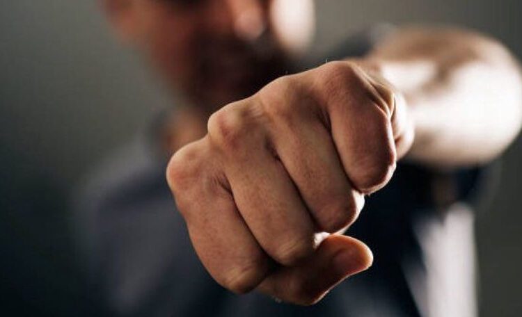 I-a scos dinții cu cleștele. Un bărbat din Soroca, snopit în bătaie la o ceartă