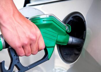 Benzina și motorina se ieftinesc în weekend