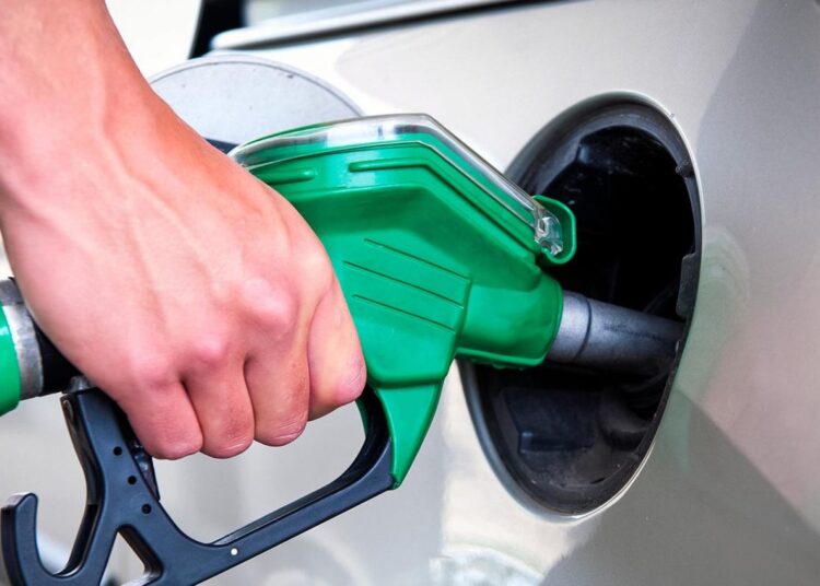 Benzina și motorina se ieftinesc în weekend