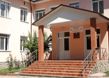 VIDEO | Cinci școli din raionul Sîngerei au fost închise. Ministerul va cumpăra 5 microbuze pentru copii