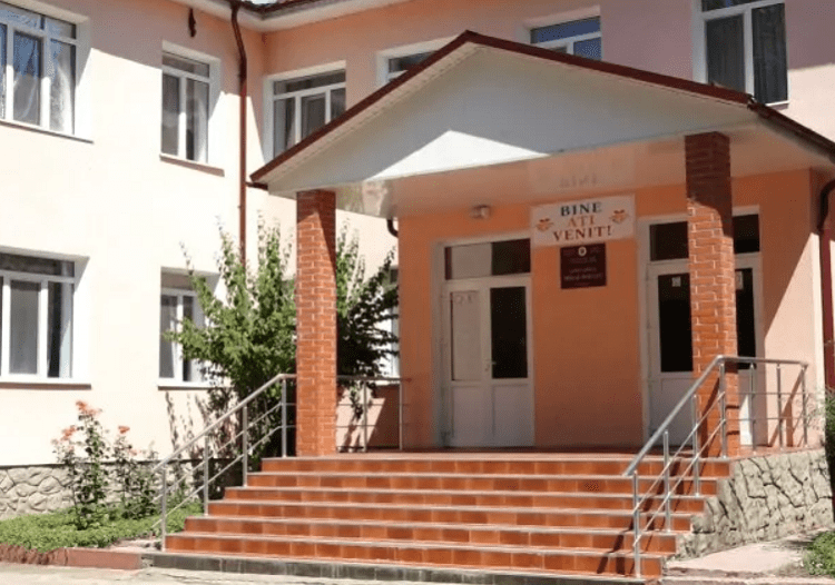 VIDEO | Cinci școli din raionul Sîngerei au fost închise. Ministerul va cumpăra 5 microbuze pentru copii
