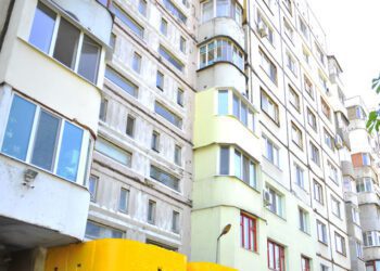Tragedie la Bălți: Un bărbat a murit după ce s-ar fi aruncat în gol de la etajul superior al unui bloc de locuințe