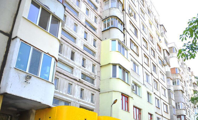 Tragedie la Bălți: Un bărbat a murit după ce s-ar fi aruncat în gol de la etajul superior al unui bloc de locuințe