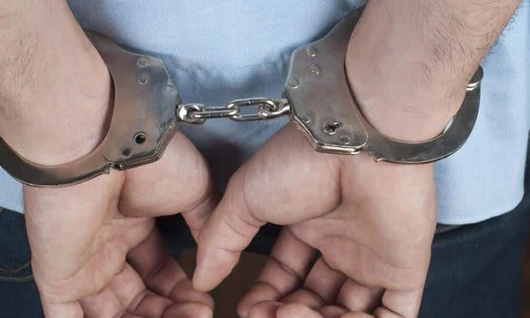 VIDEO | Doi tineri au dus de nas un bărbat din capitală. Le-a transmis peste 2,6 milioane de lei