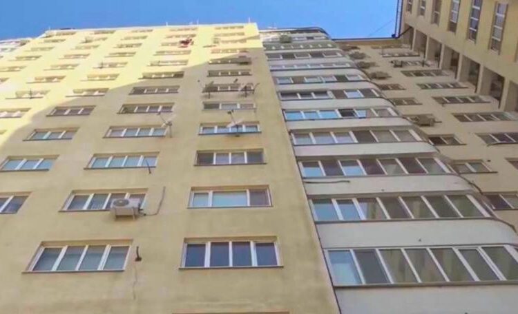 Cine este bărbatul care a căzut mortal de la etajul superior al unui bloc din Bălți