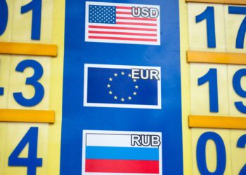 Curs valutar: Euro scade, în timp ce dolarul rămâne neschimbat