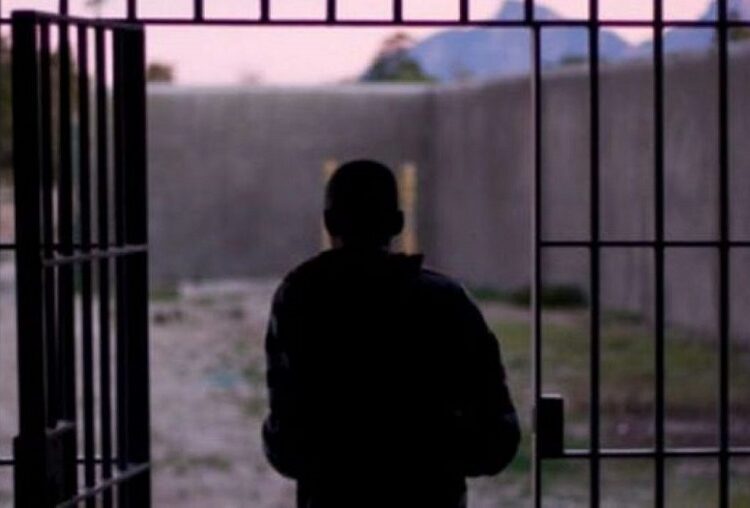 Își satisfăceau poftele sexuale în penitenciar. Cinci persoane, condamnate pentru violul unui minor