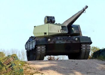 FOTO | Cum arată noul tanc-mutant pe care Ucraina îl va folosi contra Rusiei. Este proiectat să distrugă drone și rachete
