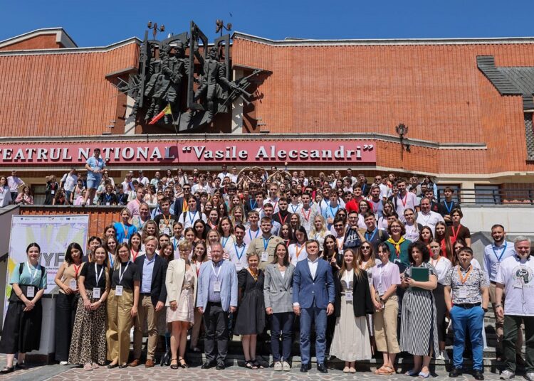 Peste 300 de tineri s-au întâlnit la Bălți. Au simulat un referendum și au discutat cu mai mulți oficiali