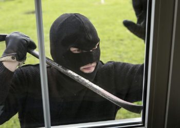 A intrat pe geam în casa unei femei, a legat-o și i-a sustras mai multe articole din aur. Un tânăr de 25 de ani, condamnat