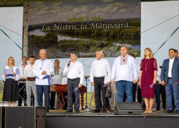FOTO | Ansambluri folclorice din toată țara s-au adunat la Festivalul „La Nistru, la mărgioară”. Igor Grosu: Tradițiile populare fac parte din ADN-ul nostru