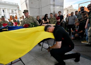 FOTO | Imagini tulburătoare de la Kiev. În genunchi, ucrainenii și-au luat rămas bun de la „Fantoma Kievului”. Cine a fost Valentin Korenchuk