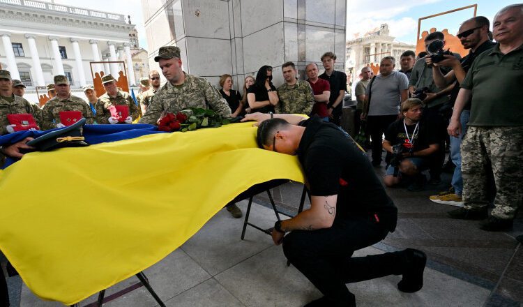 FOTO | Imagini tulburătoare de la Kiev. În genunchi, ucrainenii și-au luat rămas bun de la „Fantoma Kievului”. Cine a fost Valentin Korenchuk
