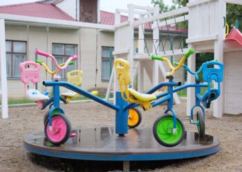 FOTO | O grădiniță din raionul Soroca s-a ales cu un teren de joacă modern