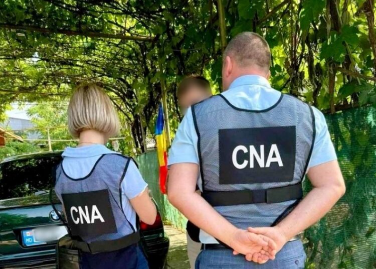 Patru persoane, reținute într-un dosar de trafic de influență la eliberarea permiselor de conducere