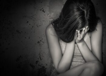 Violată, bătută, tunsă și arsă. Trei bărbați, trimiși pe banca acuzațiilor, după ce au abuzat o minoră