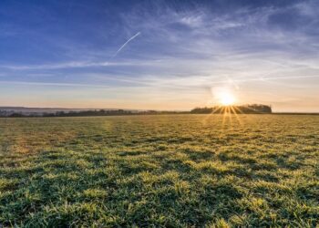 Meteorologii anunță un sfârșit de săptămână canicular, însoţit de averse