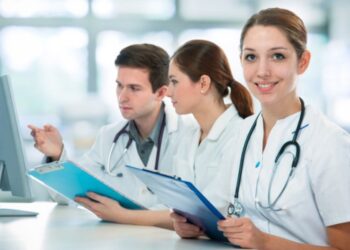 Tinerii specialiști în medicină și farmacie vor primi compensații și indemnizații majorate