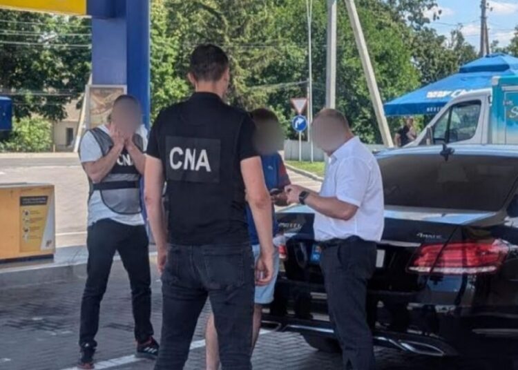 VIDEO | Rețineri în nordul țării. Un vameș și complicele său, suspectați de contrabandă. Primul a cerut mită de peste 10 mii de euro