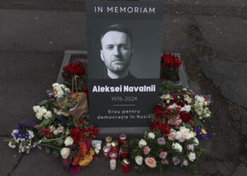 Alexei Navalnîi ar fi împlinit astăzi 48 de ani. Oamenii depun flori la mormântul fostului opozant rus