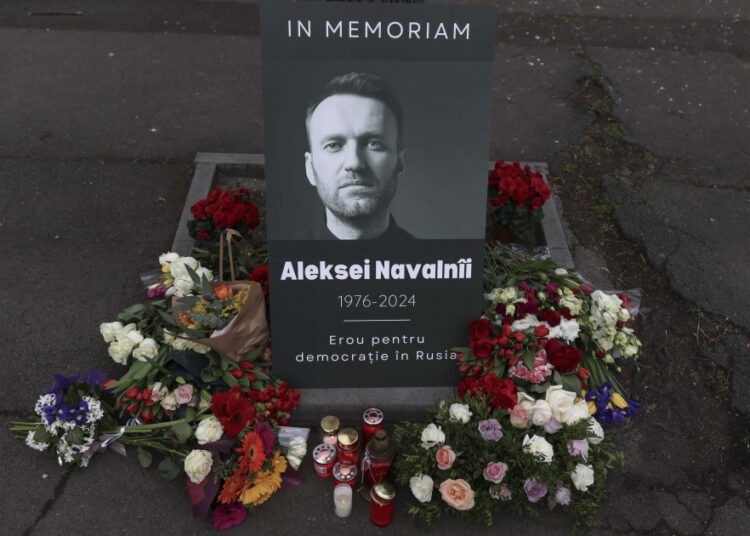 Alexei Navalnîi ar fi împlinit astăzi 48 de ani. Oamenii depun flori la mormântul fostului opozant rus