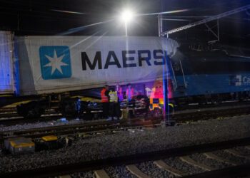 FOTO | „Un mare dezastru”. Patru morți și zeci de răniți după ce un tren de pasageri și un marfar s-au ciocnit lângă Praga