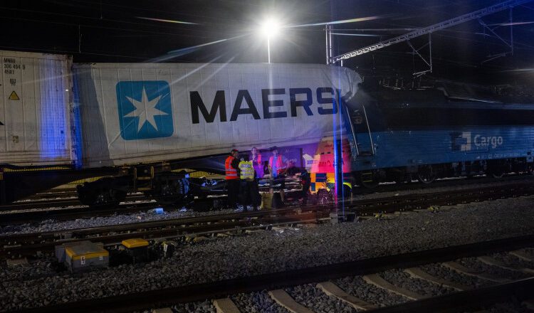 FOTO | „Un mare dezastru”. Patru morți și zeci de răniți după ce un tren de pasageri și un marfar s-au ciocnit lângă Praga